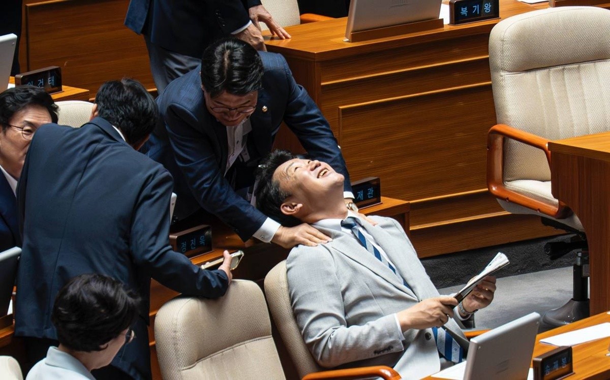 더불어민주당 곽상언 의원이 국회 본회의장에서 동료 의원들의 격려를 받는 장면. / 곽상언 의원 페이스북