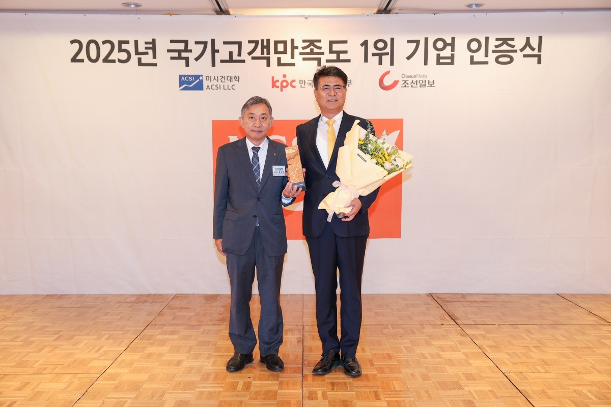 이신혁 오뚜기라면 사장(왼쪽 두 번째)이 지난 17일 서울시 중구 롯데호텔 서울에서 열린 '2025 국가고객만족도조사(NCSI)' 시상식에 참석해 홍준호 조선일보 대표이사(왼쪽 첫 번째)와 기념 촬영을 하는 모습. / 오뚜기 제공