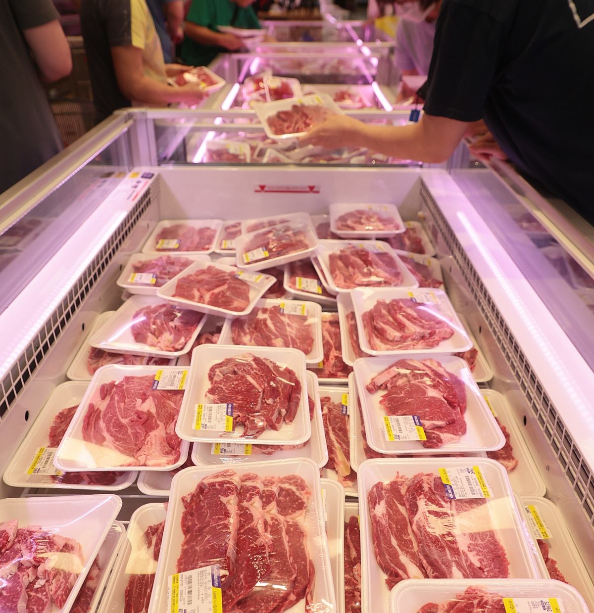 '소프라이즈' 한우 할인 행사 모습. 기사 이해를 돕기 위한 자료 사진. 정부가 추석 연휴를 앞두고 국민 식재료 한우를 최대 50% 할인하는 행사를 진행한다. 농림축산식품부는 9월 19일부터 10월 5일까지 전국 대형마트, 슈퍼마켓, 농축협 하나로마트(531개소) 및 주요 온라인몰 등에서 추석 맞이 '소(牛)프라이즈 2025 한우 할인 행사'를 진행한다고 18일 밝혔다. / 연합뉴스