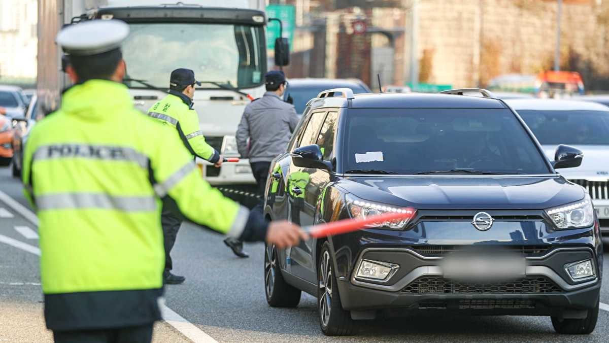 차량 단속하는 경찰 단순 자료사진. / 뉴스1