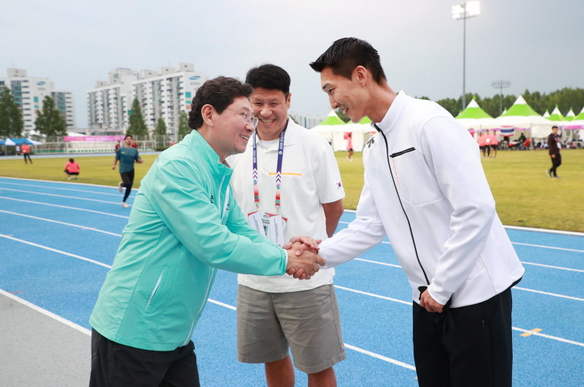 이상일 시장이 지난 5월 29일 구미에서 열린 '아시아육상경기선수권대회'를 찾아 우상혁 선수를 격려하는 모습. / 용인특례시