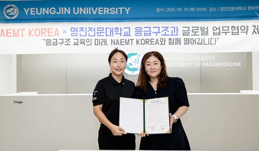 유은지 NAEMT KOREA 대표(왼쪽)와 영진전문대 응급구조과 이양선 학과장이 협약 체결식에 후 기념촬영을 하고 있다.  / 영진전문대 제공