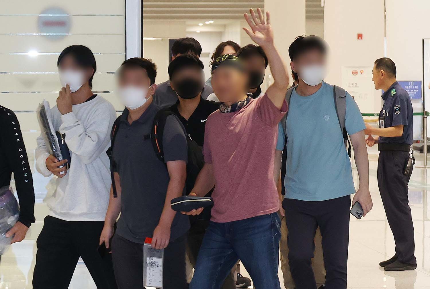 미국 이민당국에 의해 조지아주에 구금됐던 한국인 근로자들이 12일(한국시각) 인천국제공항 제2여객터미널 입국장을 나서고 있다. / 뉴스1(공동취재)