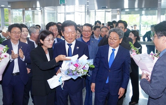 더불어민주당-광주광역시 예산정책협의회가 18일 시청 중회의실에서 열린 가운데 정청래 더불어민주당 대표가 꽃다발을 받고 있다./광주광역시 제공