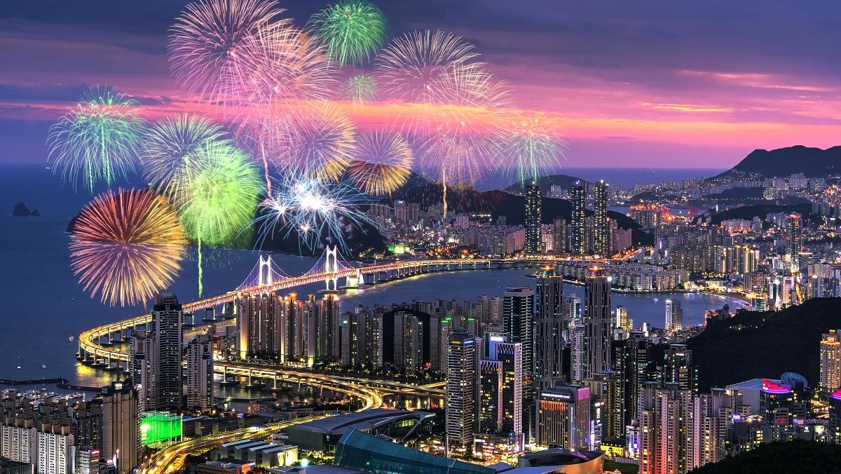 부산 불꽃축제. / TRAVEL TAKE PHOTOS-shutterstock.com