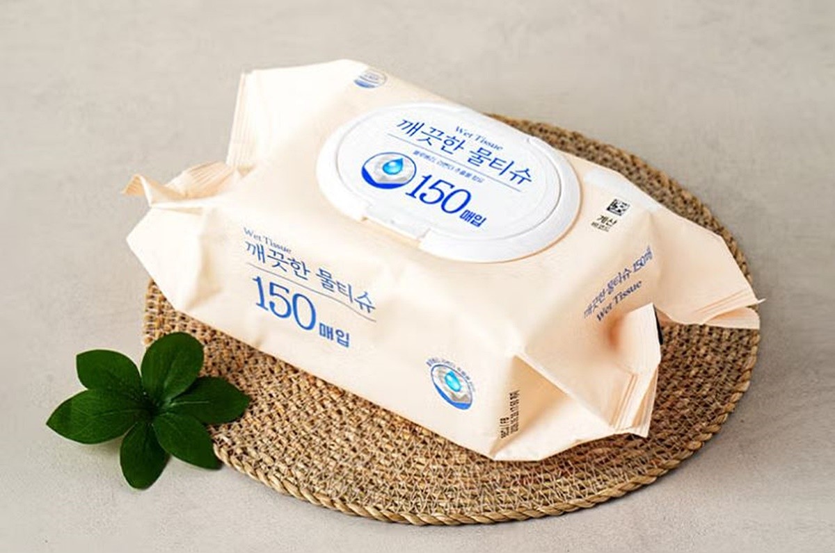 다이소에서 판매하는 '에끌라 깨끗한 물티슈' 모습. 다이소는 해당 제품에 대해 '고민할 필요 없이 살수록 이득'이라며 '매끄럽고 부드러운 소프트웹 프레인 원단으로 어디에나 사용하기 좋은 물티슈다. UV 살균 및 7단계 정수 과정을 거친 깨끗한 정제수를 사용한 데다 유해 성분 걱정 없는 안심 포물레이션, 로우스위트 블루베리와 라벤더 추출물 함유로 더욱 순하게 사용할 수 있다. 손쉽게 여닫는 캡형 뚜껑과 150매의 넉넉한 용량으로 부담 없이 간편하게 위생을 챙길 수 있다'라고 설명했다. / 다이소 제공