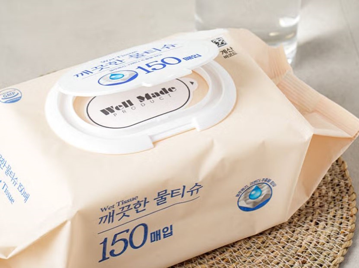 다이소에서 판매하는 '에끌라 깨끗한 물티슈' 모습. 다이소에서 1000원에 판매하는 '에끌라 깨끗한 물티슈'는 18일 기준 다이소몰 일간 전체 상품 판매 순위 1위에 올랐다. 이날 기준 급상승 순위, 주간 판매 순위도 모두 1위를 기록했다. / 다이소 제공