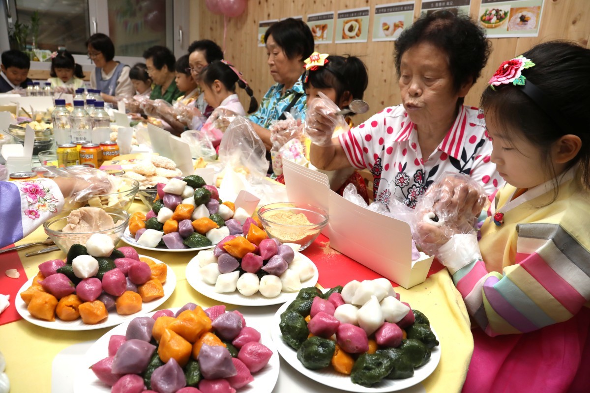 추석 송편 빗기 / 연합뉴스