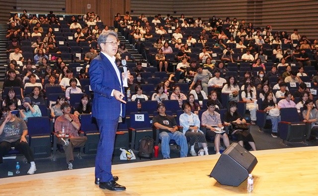 강기정 광주광역시장이 18일 오후 시청 대회의실에서 열린 '광주청년 일경험드림 드림챌린지' 행사에 참석해 인사말을 하고 있다./광주광역시 제공