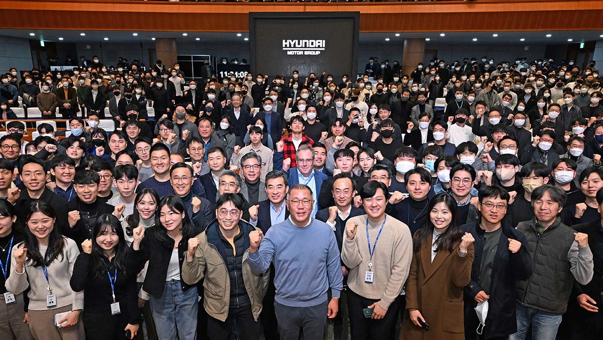 지난 2023년 신년회에서 정의선 현대차그룹 회장과 임직원들이 기념 사진을 찍고 있다. / 현대자동차그룹