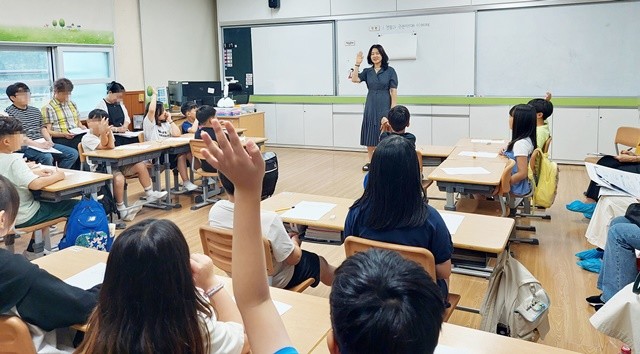 17일 함평초등학교에서 열린 ‘경험과 연결하여 시의 의미 구성하기’수업에서 학생들이 학습활동에 참여하고 있다.