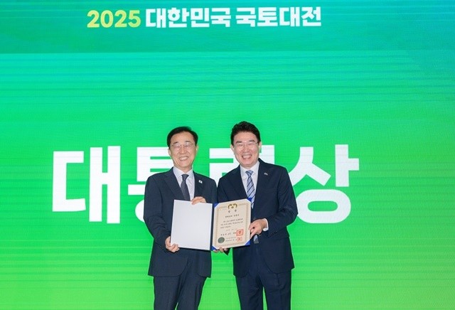 노관규 순천시장(오른쪽)이 18일 서울 콘래드호텔에서 열린 ‘2025 대한민국 국토대전’ 시상식에서 순천시의 대통령상 수상을 기념해 김윤덕 국토교통부 장관과 기념사진을 촬영하고 있다.