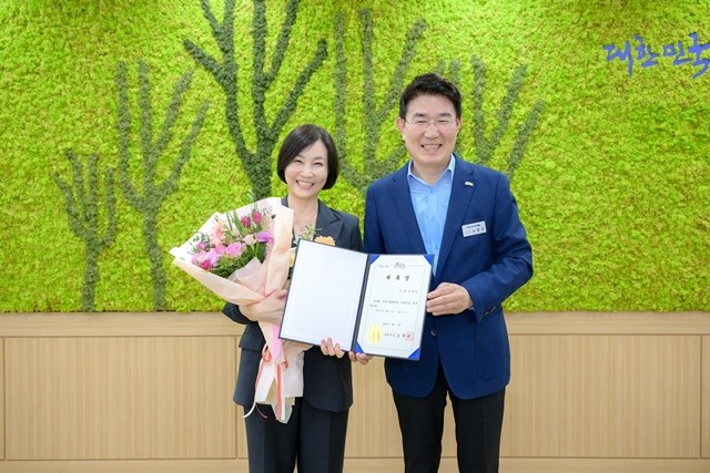 지난 15일 노관규 순천시장은 장윤정 지휘자를 순천시립합창단 신임 지휘자로 위촉하고 기념사진을 촬영하고 있다.