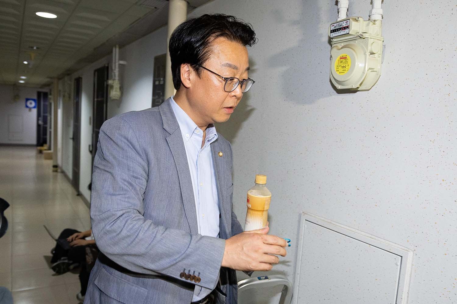 국민의힘 법률위원장인 곽규택 의원이 18일 김건희 특검팀(민중기 특별검사)의 압수수색 강제집행이 이뤄지고 있는 서울 여의도 국민의힘 중앙당사 인근 당원명부 관리 데이터베이스(DB) 업체 사무실에 들어서고 있다. / 뉴스1