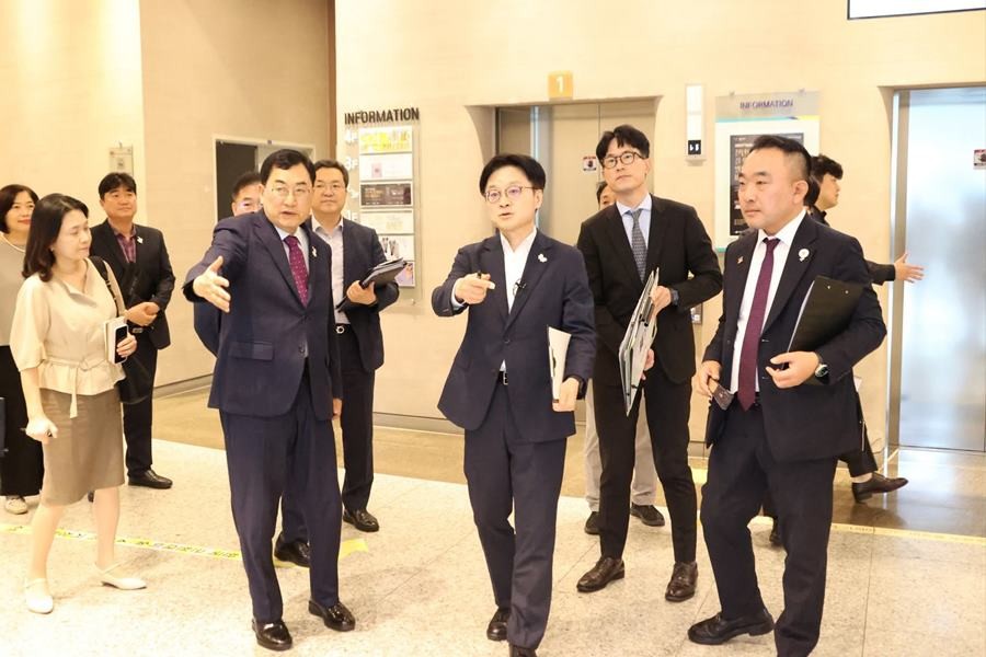 김정관 산업통상자원부 장관과 주낙영 경주시장이 18일 경주예술의전당에서 APEC 경제인행사 준비 상황을 점검하고 있다./경주시