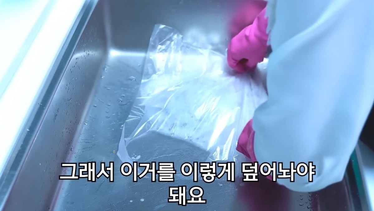 유튜브 채널 '함께해요 맛나요리' 채널 운영자가 싱크대 배수구를 청소하는 모습. / 유튜브 '함께해요 맛나요리'