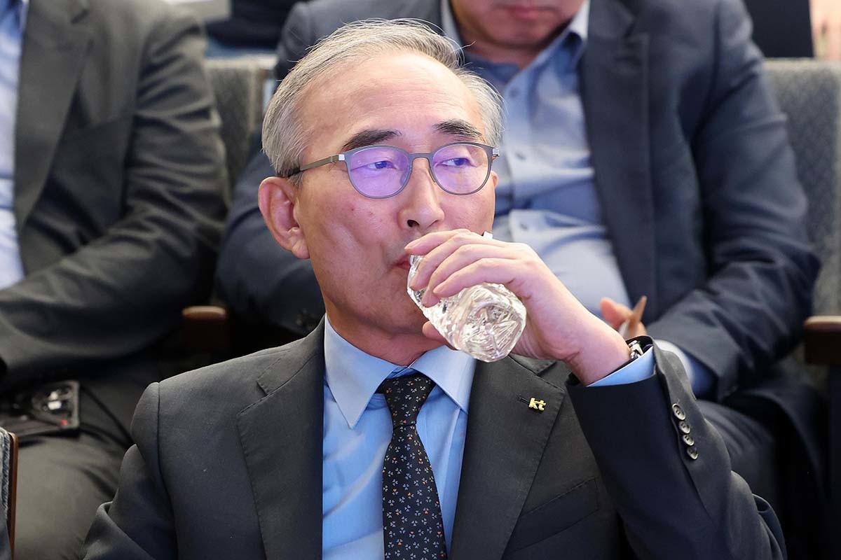 김영섭 KT 사장이 11일 서울 종로구 KT 광화문빌딩 웨스트 사옥에서 최근 발생한 소액결제 피해와 관련해 사과한 뒤 자리로 이동해 물을 마시고 있다. / 뉴스1
