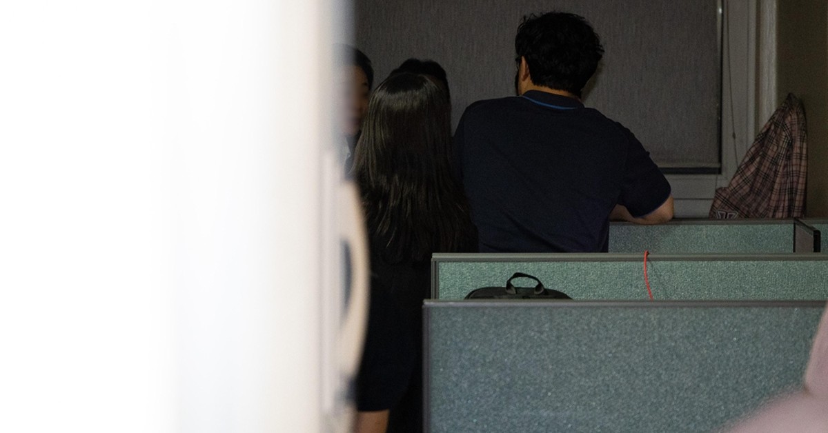 18일 서울 여의도 국민의힘 중앙당사 인근 당원명부 관리 데이터베이스(DB) 업체 사무실에서 김건희 특검팀(민중기 특별검사)이 압수수색 강제집행을 하고 있다. / 뉴스1