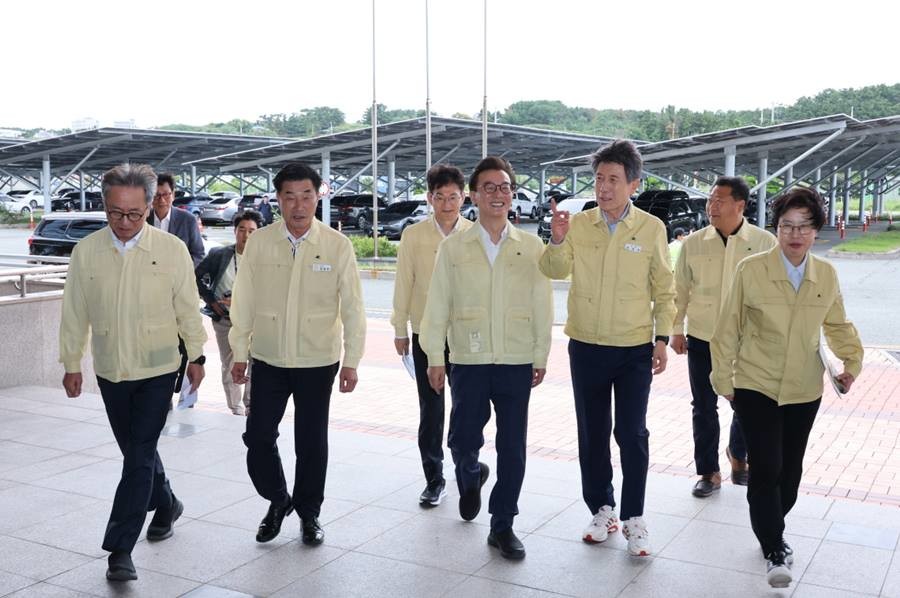 숙박크루즈 운영지원 상황 점검 위해 영일만항 방문 모습