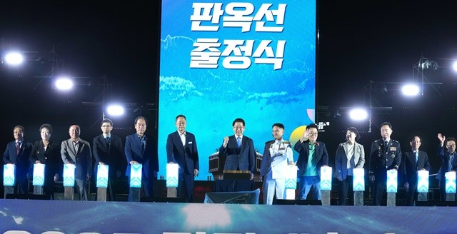 김영록 전라남도지사가 19일 해남 우수영관광지에서 열린 ‘2025 명량대첩축제 개막식’에 참석, 출정선언을 하고 있다. / 전남도