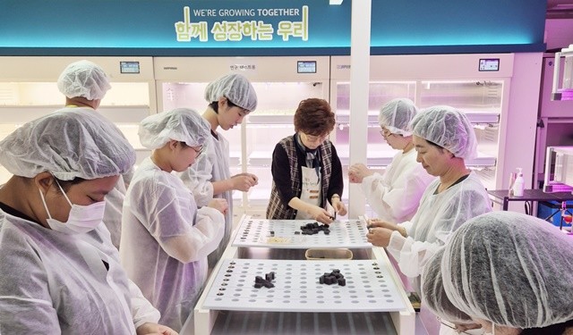 ‘꿈을 찾는 진로‧직업 도전활동’에 참여한 학생들이 18일 사회적 기업 ‘해피팜 협동조합’을 찾아 재배 실습을 하고 있다.