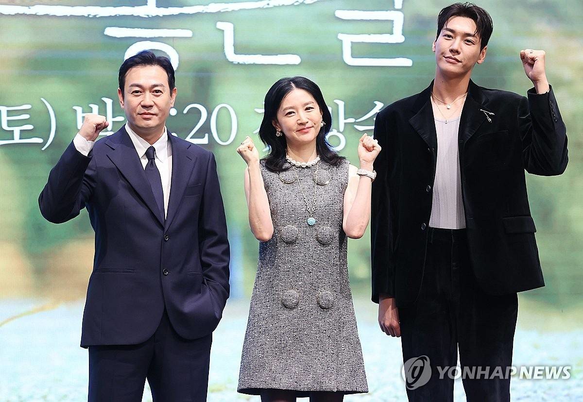 배우 박용우(왼쪽부터), 이영애, 김영광이 지난16일 오후 서울 구로구 더세인트에서 열린 KBS 새 토일 미니시리즈 '은수 좋은 날' 제작발표회에서 포즈를 취하고 있다 / 연합뉴스