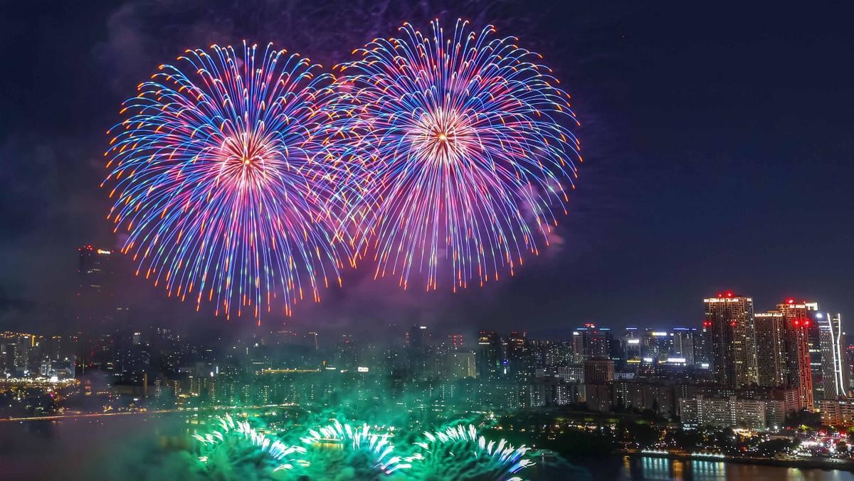 서울 여의도 한강공원 일대에서 열린 '2024 서울세계불꽃축제' 모습. / 뉴스1