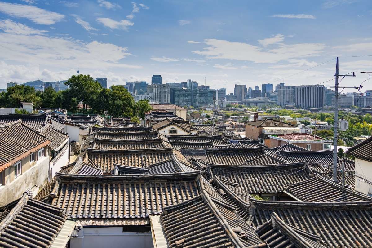 삼청공원 인근 북촌한옥마을. / photo creator CH-shutterstock.com