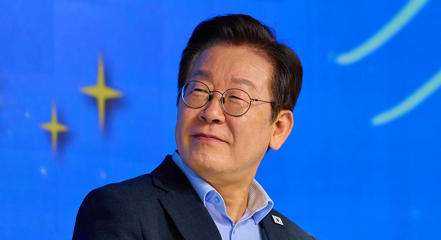 이재명 대통령이 지난 19일 서울 마포구 구름아래 소극장에서 열린 2030 청년 소통·공감 토크콘서트에서 참석자의 발언을 듣고 있다. / 이 대통령 SNS
