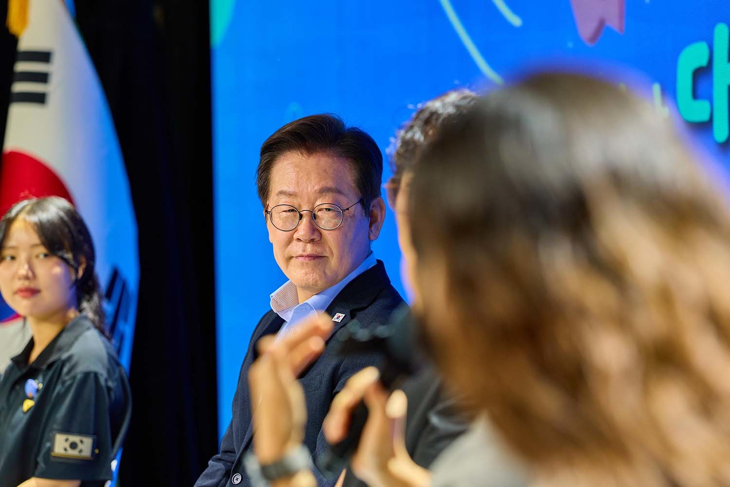 이재명 대통령이 19일 서울 마포구 구름아래 소극장에서 열린 2030 청년 소통·공감 토크콘서트에서 참석자들의 발언을 경청하고 있다. / 대통령실 제공