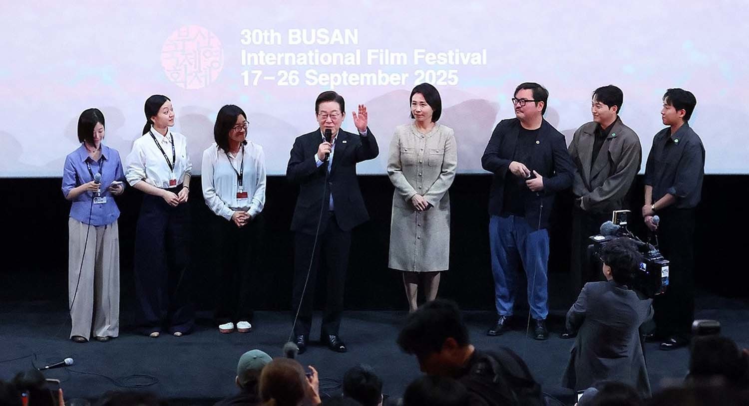 이재명 대통령이 20일 부산 해운대구 영화의전당에서 부산국제영화제 공식상영작 '극장의 시간들' 관람 후 감독, 배우들과 무대에 올라 발언하고 있다. / 연합뉴스