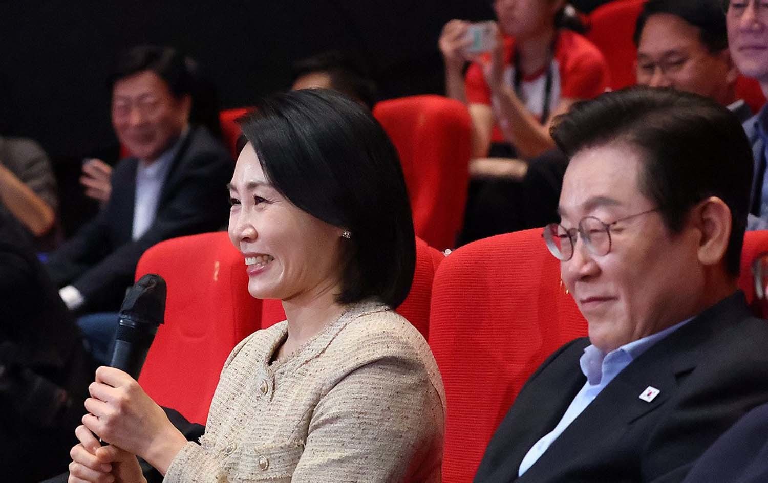 이재명 대통령과 부산을 방문한 김혜경 여사가 20일 해운대구 영화의전당에서 열린 부산국제영화제 공식상영작 '극장의 시간들' 관객과의 대화에서 감독과 배우에게 질문하고 있다. / 연합뉴스