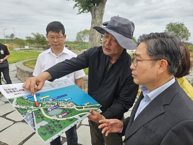 강상구 부시장(오른쪽)이 영산강정원을 방문해 축제 준비 현황 보고를 받고 있다.
