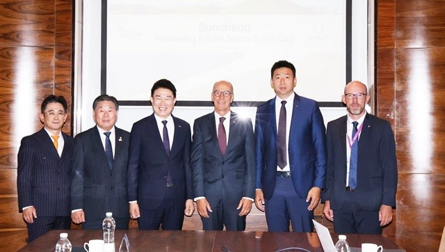 19일 중국 다롄에서 순천시, 순천시의회, 국제대학스포츠연맹 관계자들이 기념사진을 촬영하고 있다.