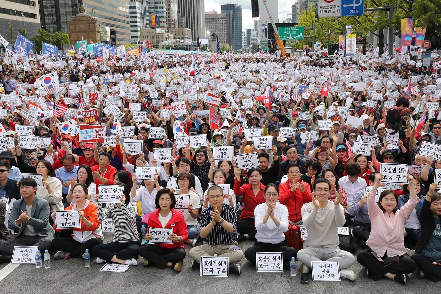 자유한국당(국민의힘 전신)의 황교안 대표, 나경원 원내대표 등이 2019년 10월 3일 오후 서울 광화문광장에서 열린 '문재인 정권의 헌정유린 중단과 위선자 조국 파면 촉구 광화문 규탄대회'에서 구호를 외치고 있다. / 뉴스1 자료사진