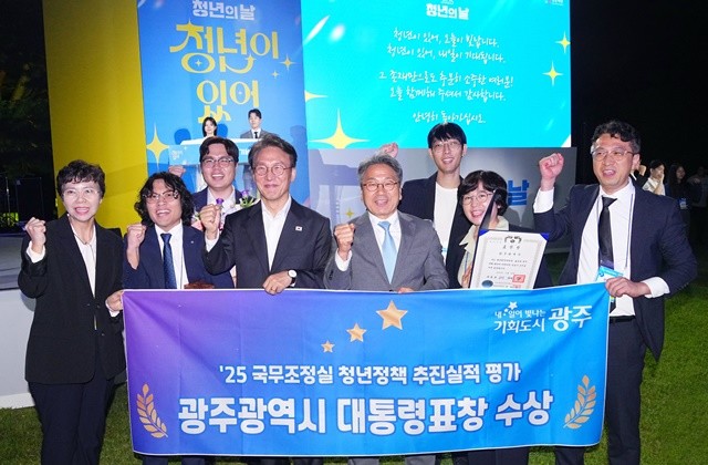 광주시가 17개 시도 중 유일하게 청년정책 우수기관으로 선정된 가운데 강기정 광주광역시장이 20일 청와대 녹지원에서 열린 ‘청년의 날 기념식’에 참석해 대통령 표창을 받은 뒤 김민석 국무총리와 기념촬영을 하고 있다. /광주광역시 제공