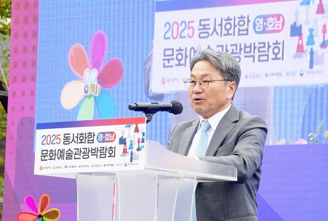 강기정 광주광역시장이 20일 담양종합체육관에서 열린 ‘2025 동서화합 영호남 문화예술관광박람회’ 개막식에 참석해 인사말을 하고 있다. /광주광역시 제공