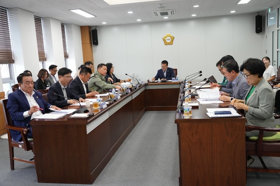 19일 영천시의회 의원 및 의원 및 집행부 관계 부서장이 참석한 가운데 전체 의원 정례간담회가 열리고 있다. / 영천시의회 제공