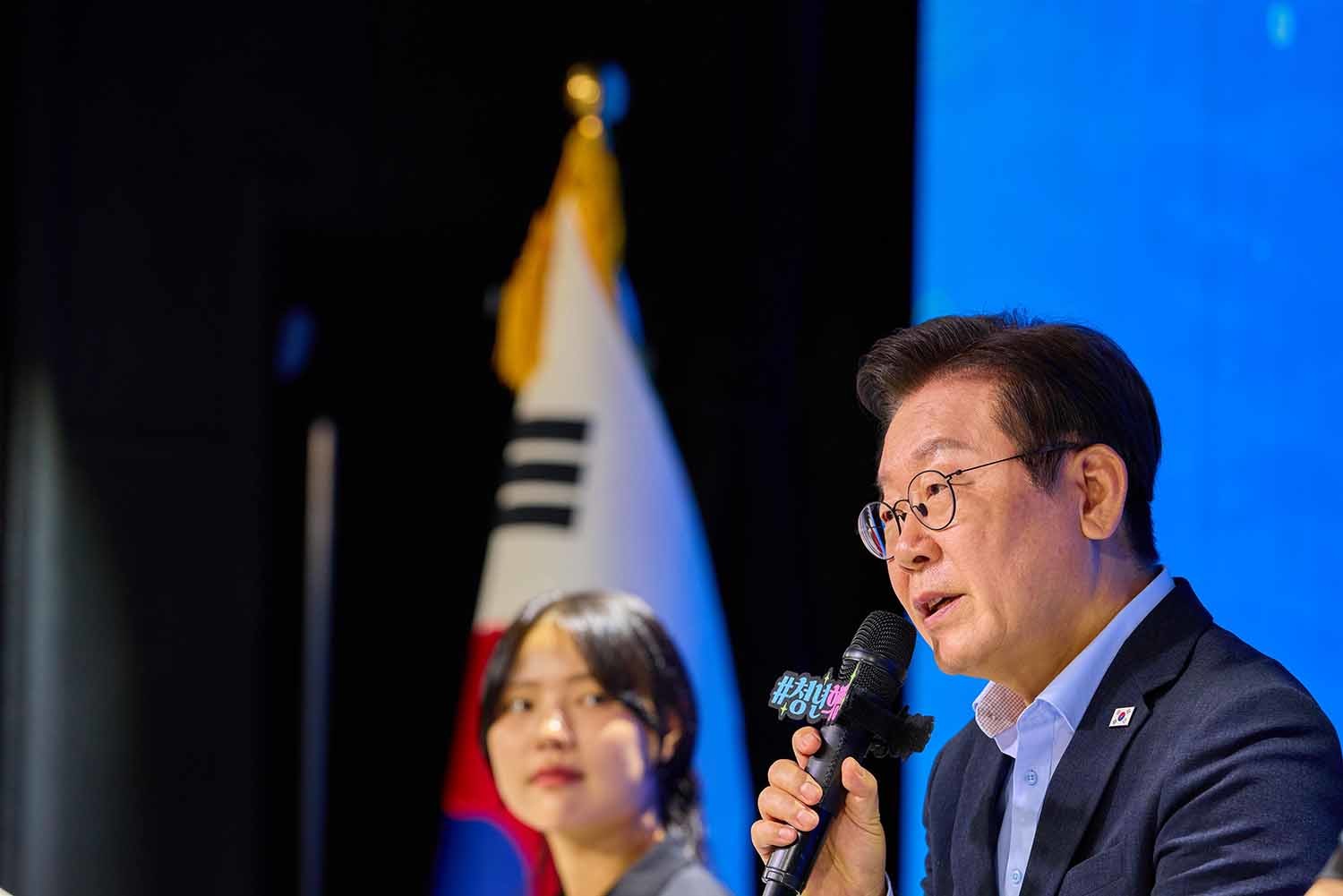 이재명 대통령이 19일 서울 마포구 구름아래 소극장에서 열린 2030 청년 소통·공감 토크콘서트에서 발언하고 있다. / 대통령실 제공.
