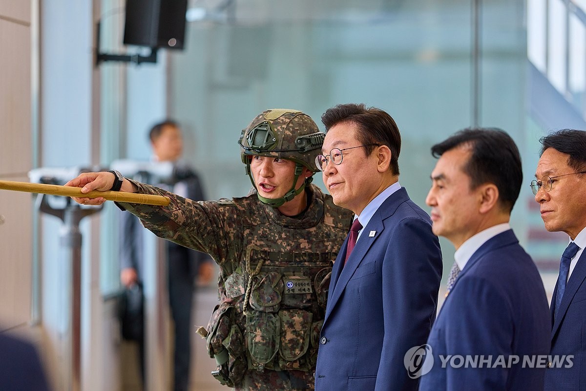 이재명 대통령이 12일 강원도 화천군 육군 제7보병사단 칠성전망대를 방문해 우리 군의 대비 태세를 점검하고 있다. / 대통령실 제공