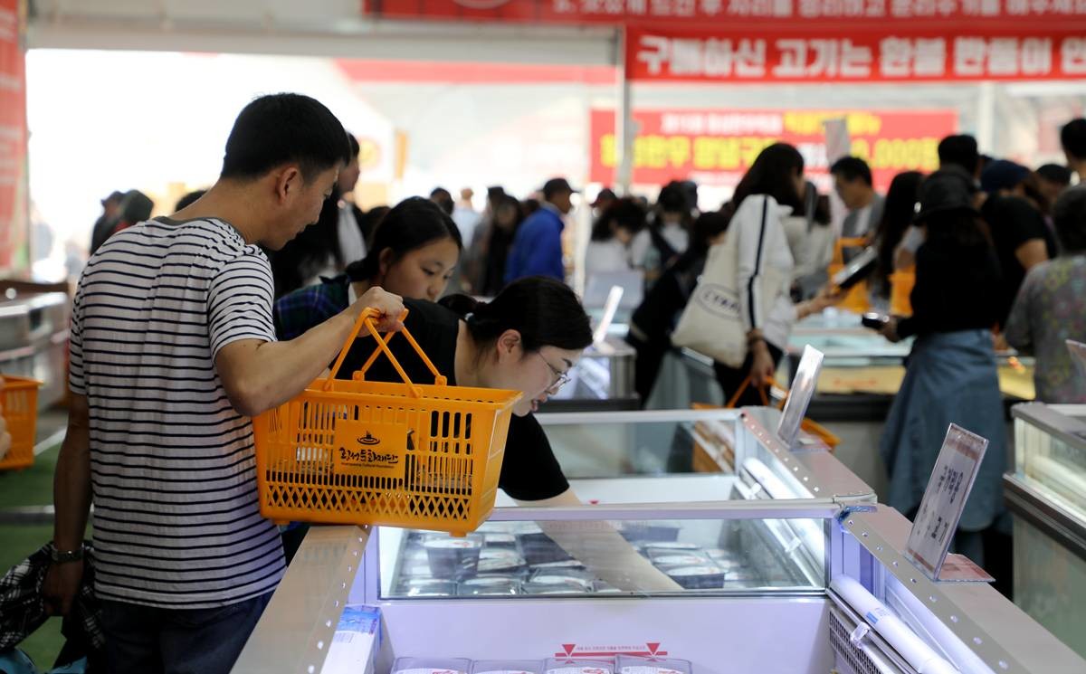 횡성한우 구매하는 손님 / 뉴스1