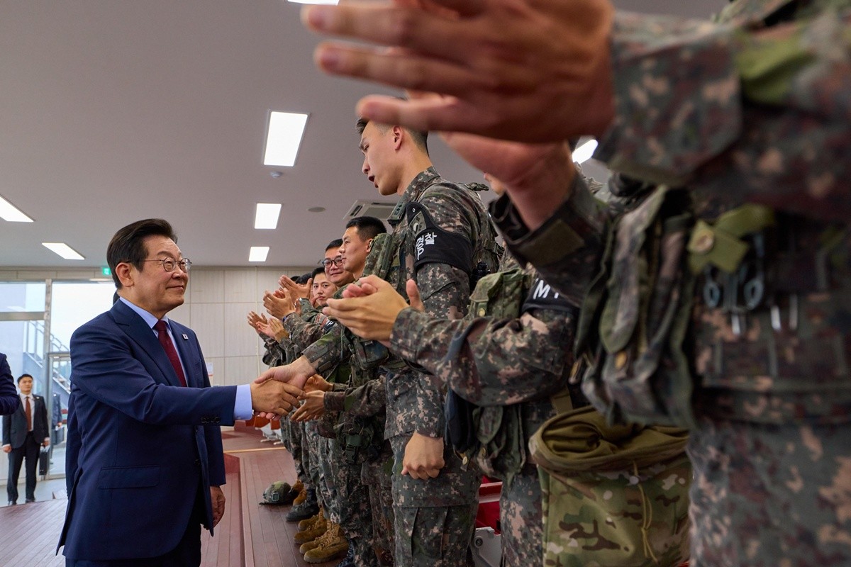 이재명 대통령이 12일 강원도 화천군 육군 제7보병사단 칠성전망대를 방문해 군 장병들을 격려하고 있다. / 뉴스1