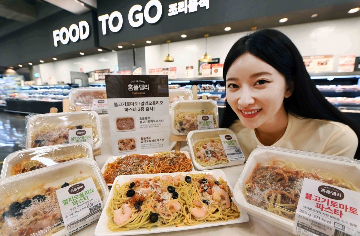 지난 8월 출시한 델리 초저가 신메뉴 ‘홈플델리 불고기 토마토 파스타’와 ‘홈플델리 알리오올리오 파스타’ / 홈플러스 제공