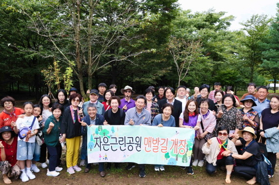 20일 자은근린공원에 이상일 시장과 맨발길 개장식 참석자들이 기념사진을 촬영하고 있다. / 용인특례시