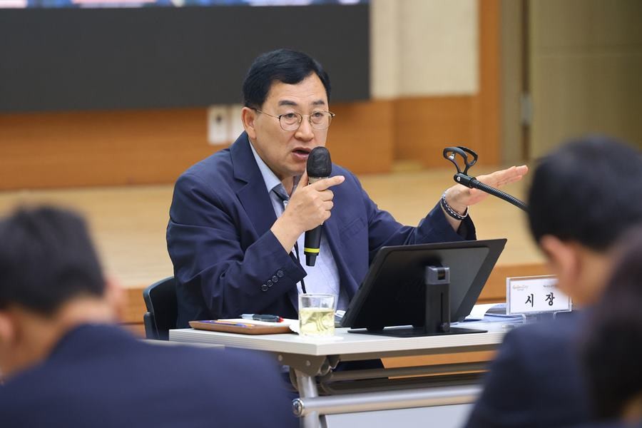 22일 확대간부회의 주재하는 주낙영 경주시장/이하 경주시