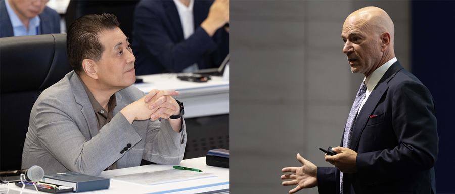 장인화 포스코그룹 회장이 22일 포스코 송도 글로벌R&D센터에서 열린 2025 포스코포럼에서 기조강연자인 앤드류 맥아피(Andrew McAfee) MIT 경영대학원 교수와 대화를 나누고 있다./포스코
