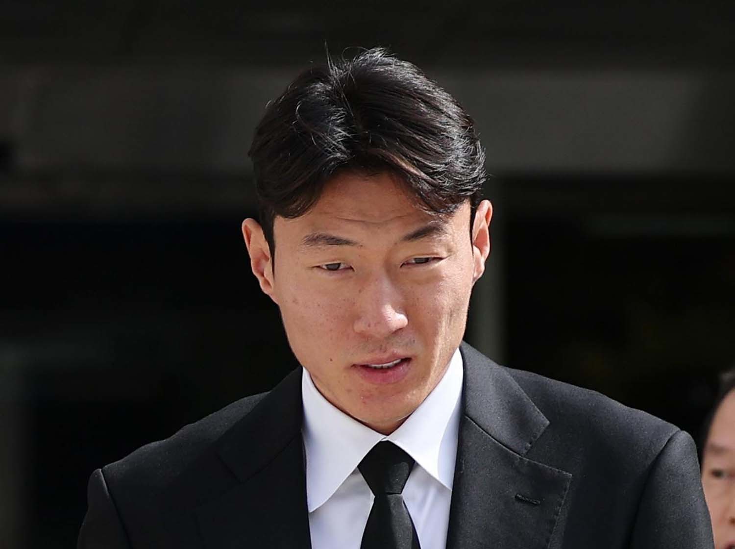 '불법 촬영' 혐의를 받는 축구선수 황의조(33·알라니아스포르)가 4일 오후 서울 서초구 서울중앙지방법원에서 열린 성폭력범죄의처벌등에관한특례법위반(카메라등이용촬영) 항소심 선고 공판에서 1심과 같은 징역 1년 집행유예 2년을 선고받은 후 법정을 나서며 심경을 밝히고 있다.  / 뉴스1