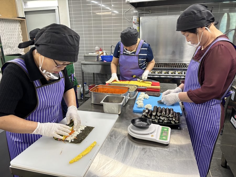 노인일자리 공동체사업단 비슬애반의 참여자들이 김밥을 말고 있다. / 대구 달성군 제공