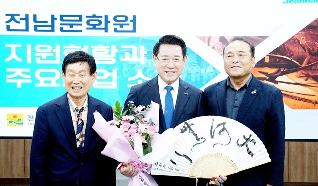 김영록 전라남도지사가 22일 도청 서재필실에서 전남문화원연합회 및 시·군 문화원 관계자들과 열린 간담회에서 김봉수회장으로부터 기념품을 전달받고 기념촬영을 하고 있다.