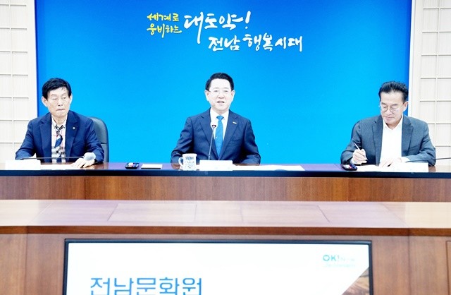 김영록 전라남도지사가 22일 도청 서재필실에서 지역 향토문화 발전을 위해 애쓰시는 전남문화원연합회 및 시·군 문화원 관계자들과 간담회를 갖고 있다.